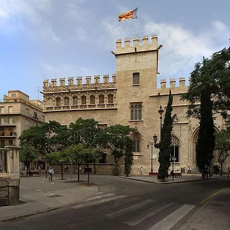 Atico Exclusivo Del Siglo Xvi Con Dos Terrazas En El Corazon De Ciutat Vella Valencie